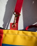 Detalle enganche Bolsomochila l-Playmobil — tela de toldo recuperada en grises
