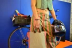 Bolsomochila Marrubi de Galiana Studio — bolso mochila upcycling en tonos rosado y verde, hecho a mano en Bilbao