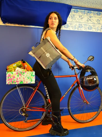 Bolsomochila Zuzena de Galiana Studio — bolso mochila gris upcycling hecho a mano en Bilbao