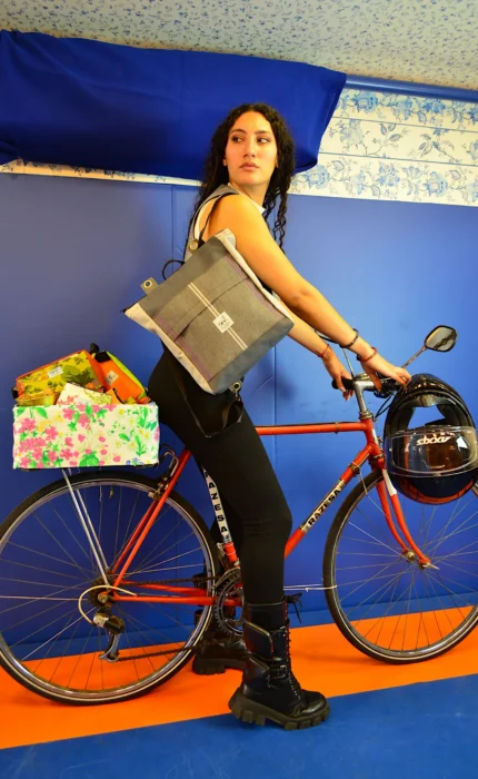 Bolsomochila Zuzena de Galiana Studio — bolso mochila gris upcycling hecho a mano en Bilbao