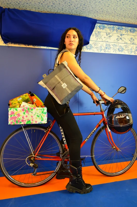 Bolsomochila Zuzena de Galiana Studio — bolso mochila gris upcycling hecho a mano en Bilbao