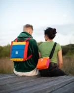 Bolsomochila Playmobil llevado como bolso de mano — upcycling moda sostenible Bilbao