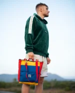 Bolsomochila Playmobil llevado como bolso de mano — upcycling moda sostenible Bilbao
