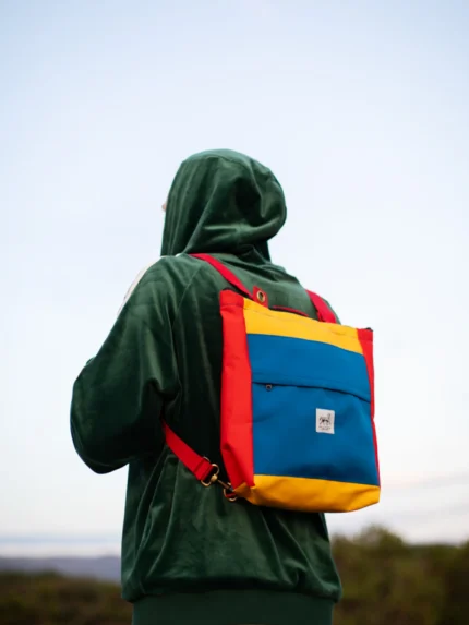 Bolsomochila Playmobil de Galiana Studio — bolso mochila artesanal en amarillo, rojo y azul