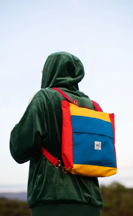 Bolsomochila Playmobil de Galiana Studio — bolso mochila artesanal en amarillo, rojo y azul