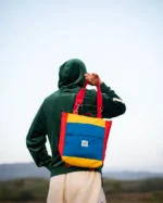 Bolsomochila Playmobil llevado como bolso de mano — upcycling moda sostenible Bilbao