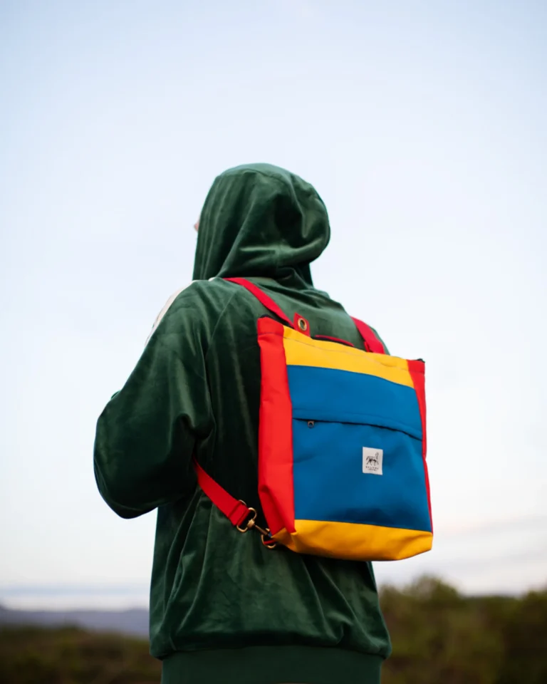 Bolsomochila Playmobil de Galiana Studio — bolso mochila artesanal en amarillo, rojo y azul