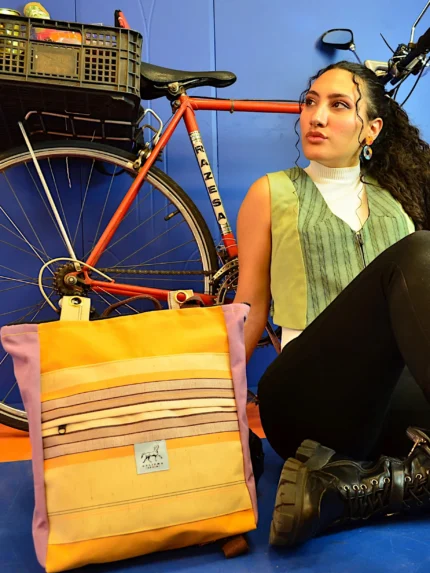 Bolsomochila Rayas de Galiana Studio — bolso mochila upcycling con patrón de rayas, hecho a mano en Bilbao