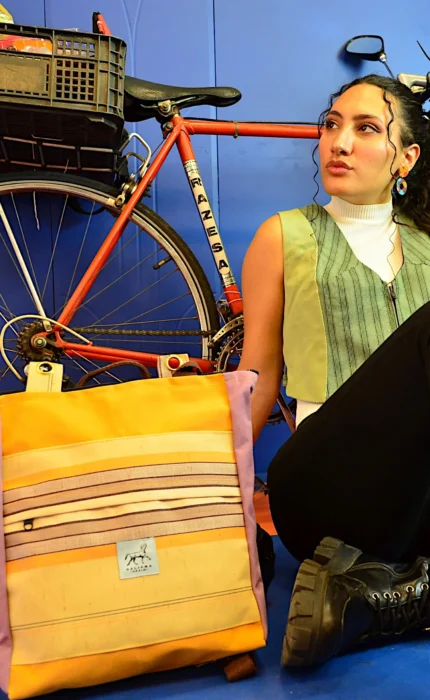 Bolsomochila Rayas de Galiana Studio — bolso mochila upcycling con patrón de rayas, hecho a mano en Bilbao