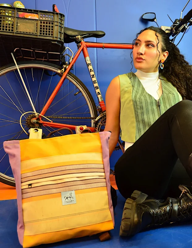 Bolsomochila Rayas de Galiana Studio — bolso mochila upcycling con patrón de rayas, hecho a mano en Bilbao