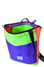 Detalle tela toldo recuperada Bolsomochila Tximeleta — tonos morado y verde lima