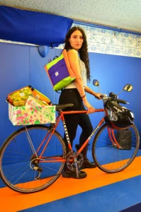 Bolsomochila Tximeleta de Galiana Studio — bolso mochila multicolor en morado, verde lima y rosado, upcycling Bilbao