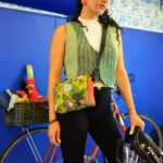 Clutch Flores de Galiana Studio — bolso pequeño estampado floral en tela de toldo recuperada, laterales naranja