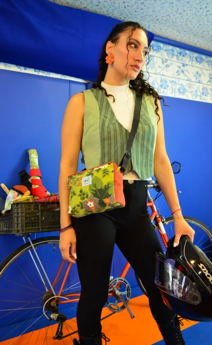 Clutch Flores de Galiana Studio — bolso pequeño estampado floral en tela de toldo recuperada, laterales naranja