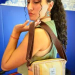 Clutch Rayas con correa bandolera — bolso compacto hecho a mano Galiana Studio