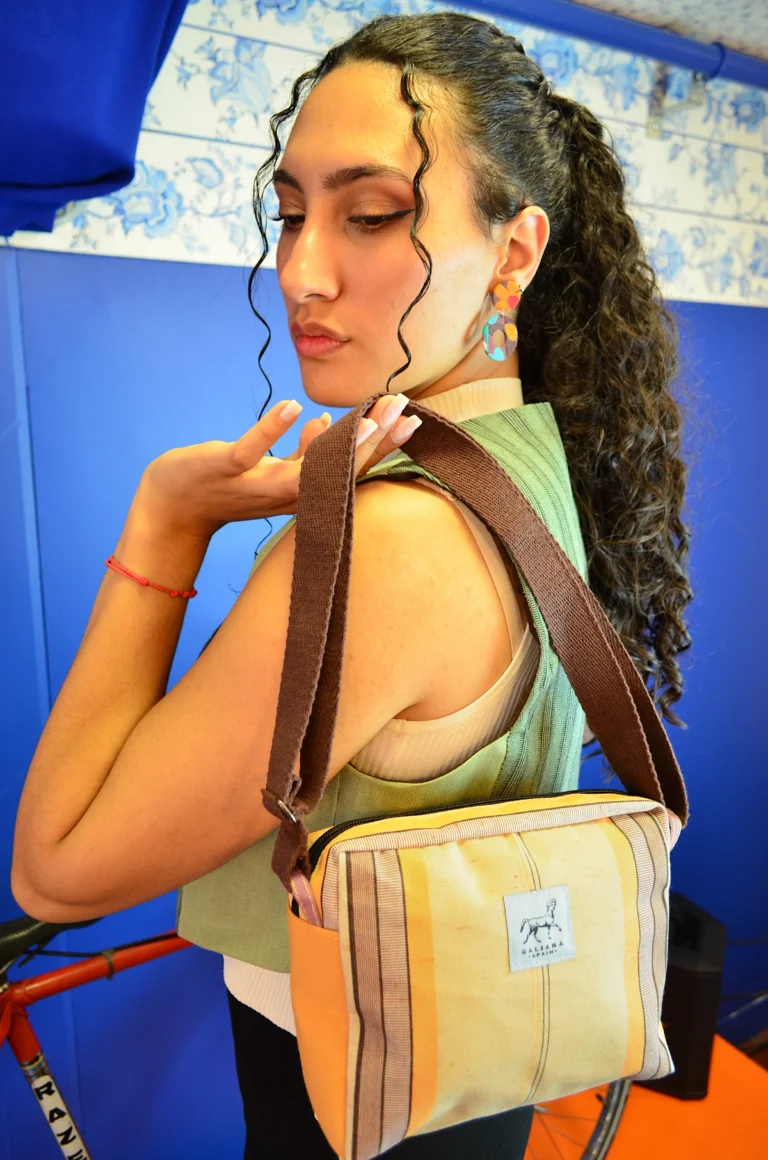 Clutch Rayas con correa bandolera — bolso compacto hecho a mano Galiana Studio