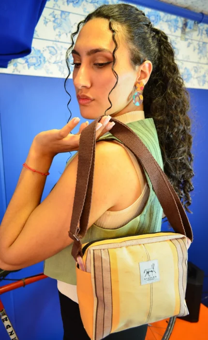 Clutch Rayas con correa bandolera — bolso compacto hecho a mano Galiana Studio