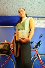 Clutch Rayas de Galiana Studio — bolso artesanal con patrón de rayas en tela de toldo recuperada