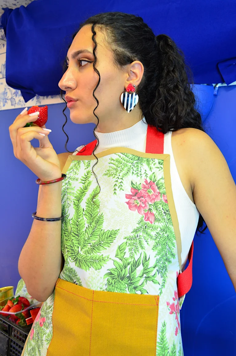 Delantal Flores de Galiana Studio, delantal artesanal con estampado botánico en tela de toldo recuperada, cosido a mano en Bilbao