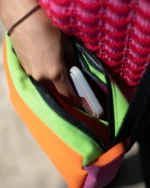 Apertura Clutch Playmobil de Galiana Studio — bolso bandolera upcycling en tonos naranja y fucsia , tela de toldo recuperada