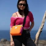 Clutch Playmobil de Galiana Studio — bolso bandolera upcycling en tonos naranja y fucsia , tela de toldo recuperada