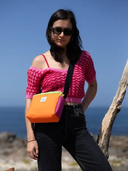 Clutch Playmobil de Galiana Studio — bolso bandolera upcycling en tonos naranja y fucsia , tela de toldo recuperada