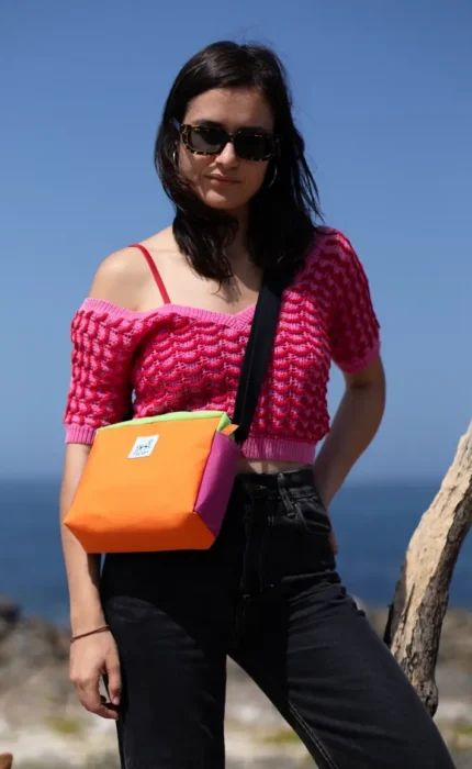 Clutch Playmobil de Galiana Studio — bolso bandolera upcycling en tonos naranja y fucsia , tela de toldo recuperada