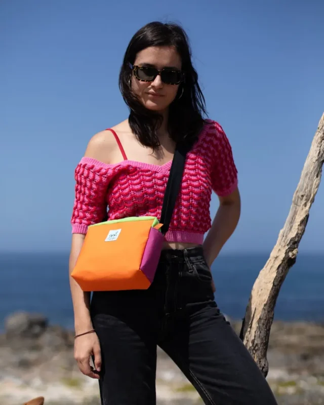 Clutch Playmobil de Galiana Studio — bolso bandolera upcycling en tonos naranja y fucsia , tela de toldo recuperada
