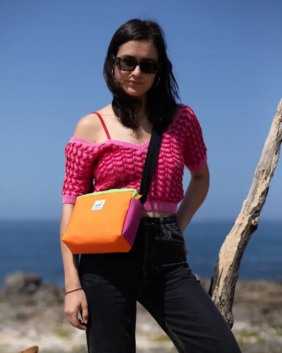 Clutch-Playmobil-Galiana-Studio-cerca Clutch Playmobil de Galiana Studio — bolso bandolera upcycling en tonos naranja y fucsia , tela de toldo recuperada