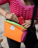 Apertura Clutch Playmobil de Galiana Studio — bolso bandolera upcycling en tonos naranja y fucsia , tela de toldo recuperada