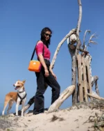 Clutch Playmobil de Galiana Studio — bolso bandolera upcycling en tonos naranja y fucsia , tela de toldo recuperada