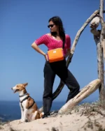 Clutch Playmobil de Galiana Studio — bolso bandolera upcycling en tonos naranja y fucsia , tela de toldo recuperada