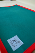 Mantelito natale detalle individual de Galiana Studio, mantel de tela de toldo recuperada resistente e impermeable, hecho a mano en Bilbao
