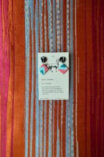 Pendiente Diada Diamante, stud negro y rombo en rosa y azul celeste marmoleados, arcilla polimérica artesanal