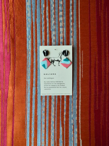 Pendiente Diada Diamante, stud negro y rombo en rosa y azul celeste marmoleados, arcilla polimérica artesanal