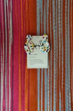 Pendiente Diada Fiesta, stud y aro con confeti multicolor en arcilla polimérica blanca, hecho a mano