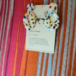 Pendiente Diada Fiesta, stud y aro con confeti multicolor en arcilla polimérica blanca, hecho a mano