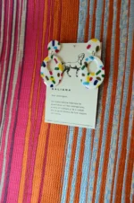 Pendiente Diada Fiesta, stud y aro con confeti multicolor en arcilla polimérica blanca, hecho a mano