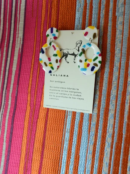 Pendiente Diada Fiesta, stud y aro con confeti multicolor en arcilla polimérica blanca, hecho a mano