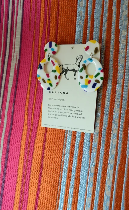 Pendiente Diada Fiesta, stud y aro con confeti multicolor en arcilla polimérica blanca, hecho a mano