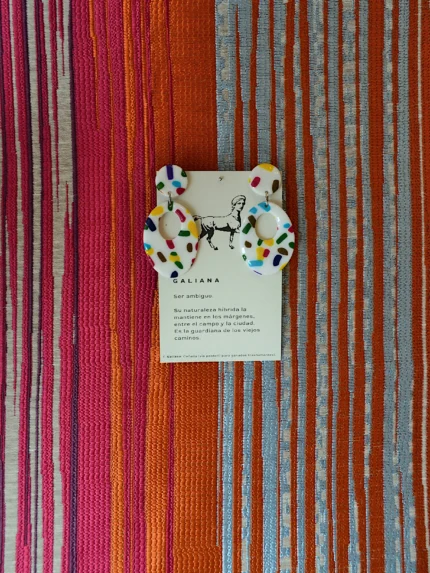 Pendiente Diada Fiesta, stud y aro con confeti multicolor en arcilla polimérica blanca, hecho a mano
