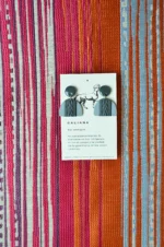 Pendiente Diada Menina, stud gris y semicírculo con textura trenzada en arcilla polimérica, Galiana Studio
