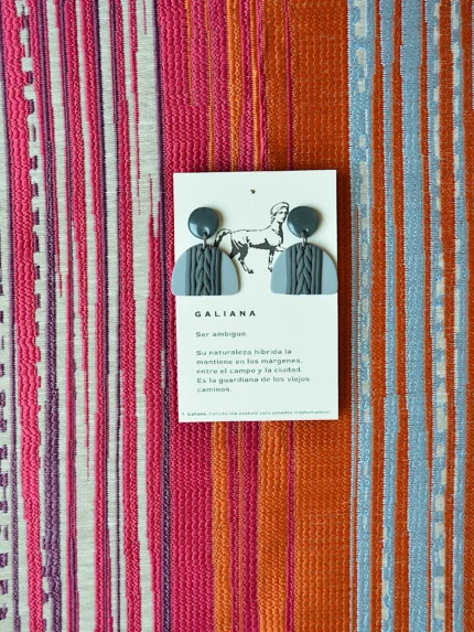 Pendiente Diada Menina, stud gris y semicírculo con textura trenzada en arcilla polimérica, Galiana Studio