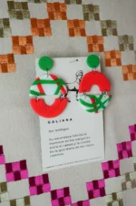 Detalle tres piezas Pendiente Estrella Baile, stud verde, aro rojo-verde y colgante coral, arcilla polimérica artesanal