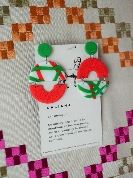 Detalle tres piezas Pendiente Estrella Baile, stud verde, aro rojo-verde y colgante coral, arcilla polimérica artesanal
