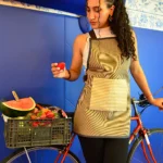 Delantal Rayas de Galiana Studio, delantal artesanal upcycling con patrón de rayas en tela de toldo recuperada