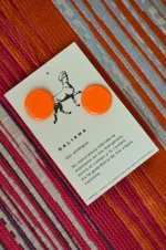 Pendiente Gema Botón Naranja, círculo naranja neón en arcilla polimérica, hecho a mano