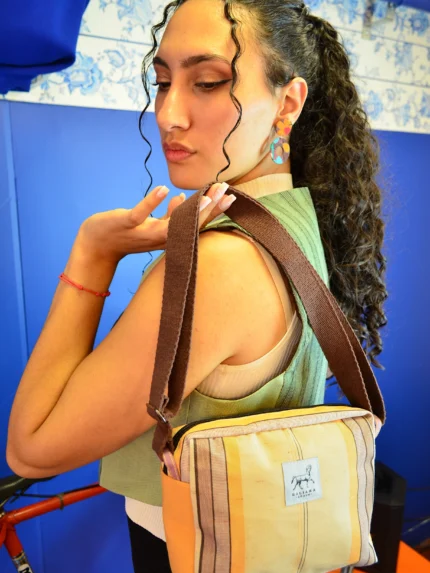 Pendiente Bombón Jardín, arcilla polimérica con estampado floral en marrón turquesa y naranja, hecho a mano por Ana