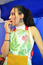 Pendiente Bombón Reina de Corazón, corazón con rayas blancas y negras en arcilla polimérica, perlita roja