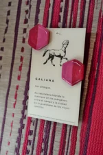 Pendiente Gema Marrubi, hexágono facetado rosa fucsia en arcilla polimérica, hecho a mano